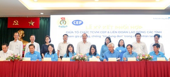 The signning ceremony to accelerate coordination between CEP and Confederations of Labour in some provinces involved in the black credit fight among workers. (Photo: Thao Le) The signning ceremony to accelerate coordination between CEP and Confederations of Labour in some provinces involved in the black credit fight among workers. (Photo: Thao Le)