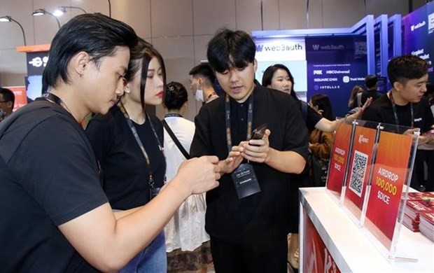 Visitors experience technology solutions at GM Vietnam exhibition area. (Photo: VNA) Visitors experience technology solutions at GM Vietnam exhibition area. (Photo: VNA)