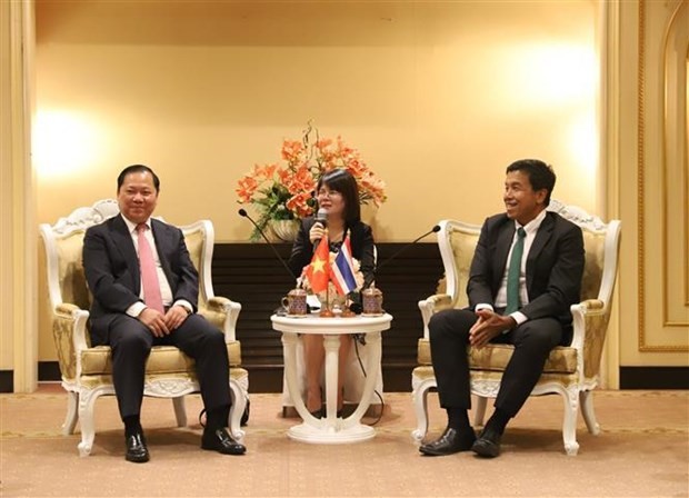 Secretary of the Hoa Binh provincial Party Committee Nguyen Phi Long (L), has a working session with Chadchart Sittipunt, Governor of Bangkok, on July 17. (Photo: VNA) Secretary of the Hoa Binh provincial Party Committee Nguyen Phi Long (L), has a working session with Chadchart Sittipunt, Governor of Bangkok, on July 17. (Photo: VNA)