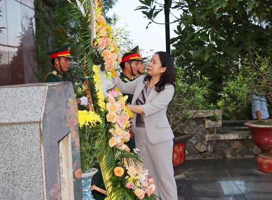 Vice President Vo Thi Anh Xuan lays a wreath at the grave of late General Secretary Tran Phu. Vice President Vo Thi Anh Xuan lays a wreath at the grave of late General Secretary Tran Phu.