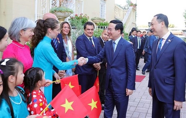 State President Vo Van Thuong on July 25 (local time) meets in Rome with the staff of the Vietnamese Embassy in Italy, representatives of the Vietnamese businesses and community, foreign friends there. (Photo: VNA)