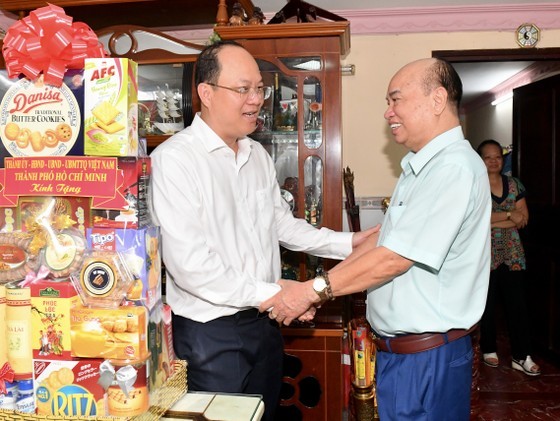 Deputy Secretary of the Ho Chi Minh City Party Committee Nguyen Ho Hai visits war invalid Nguyen Van Minh. Deputy Secretary of the Ho Chi Minh City Party Committee Nguyen Ho Hai visits war invalid Nguyen Van Minh.