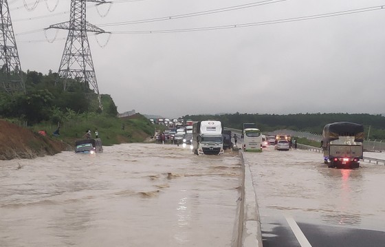 Vehicles are trapped in flood water on Dau Giay- Phan Thiet expressway. Vehicles are trapped in flood water on Dau Giay- Phan Thiet expressway.