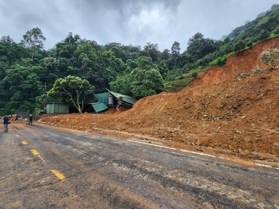 At the landslide site on Bao Loc Pass