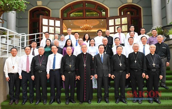 President Vo Van Thuong (first row, fourth from right) in a group photo with members of the Catholic Bishops' Conference of Vietnam (Photo: Viet Dung) President Vo Van Thuong (first row, fourth from right) in a group photo with members of the Catholic Bishops' Conference of Vietnam (Photo: Viet Dung)
