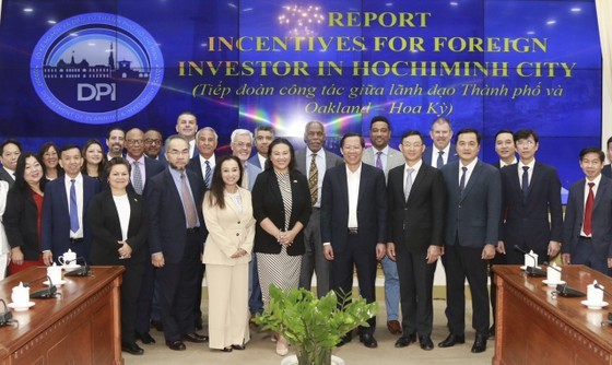 The two sides&apos; delegates take a souvenir photo (Photo: Viet Dung)