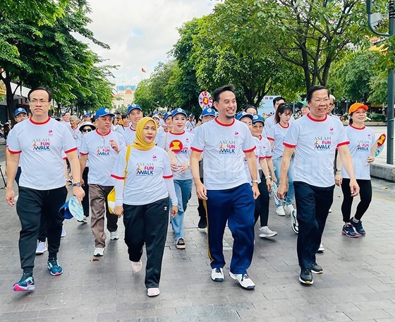 The program with the participation of nearly 1,000 people (Photo: Viet Dung) The program with the participation of nearly 1,000 people (Photo: Viet Dung)