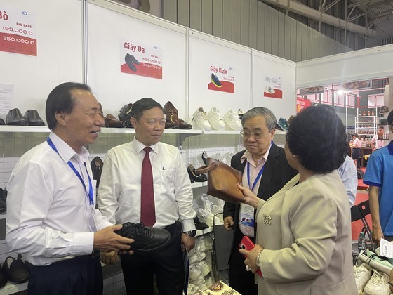 The delegates visit booths at the Vietnamese Typical Goods Fair 2023