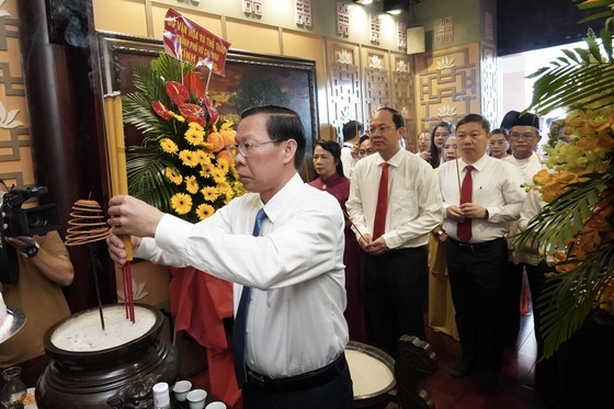 Permanent Deputy Secretary of the Ho Chi Minh City Party Committee and Chairman of the municipal People's Committee Phan Van Mai led a delegation of the city's leaders to offer incense to President Ton Duc Thang (Photo: Hoang Hung) Permanent Deputy Secretary of the Ho Chi Minh City Party Committee and Chairman of the municipal People's Committee Phan Van Mai led a delegation of the city's leaders to offer incense to President Ton Duc Thang (Photo: Hoang Hung)