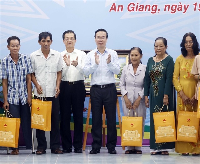 President Vo Van Thuong presented the State&apos;s gifts for social beneficiaries and families with merits to the revolution in Vinh Te Commune, An Giang, on Saturday (Photo: VNA)