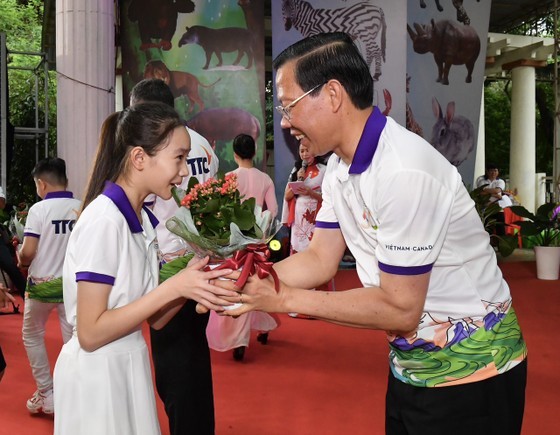 Chairman of the HCMC People's Committee Phan Van Mai presents a gift to an outstanding student (Photo: Viet Dung) Chairman of the HCMC People's Committee Phan Van Mai presents a gift to an outstanding student (Photo: Viet Dung)