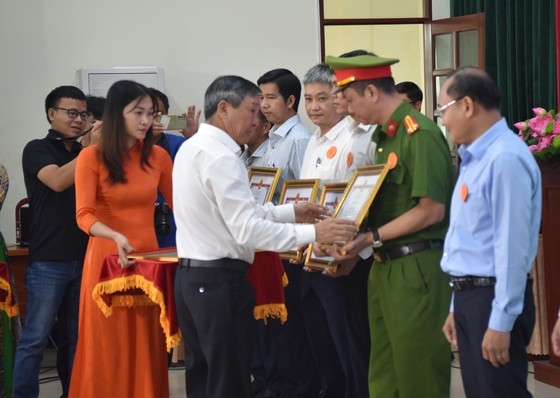 Standing Deputy Secretary of the Dong Nai Provincial Party Committee Ho Thanh Son awards certificates of merit to individuals and collectives for their achievements in accelerating site clearance for Long Thanh Airport and two routes T1, T2 connecting the airport. Standing Deputy Secretary of the Dong Nai Provincial Party Committee Ho Thanh Son awards certificates of merit to individuals and collectives for their achievements in accelerating site clearance for Long Thanh Airport and two routes T1, T2 connecting the airport.