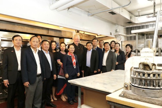 The delegates visit the bakery of Omni Parker House Hotel where President Ho Chi Minh used to work (Photo: Ngo Binh) The delegates visit the bakery of Omni Parker House Hotel where President Ho Chi Minh used to work (Photo: Ngo Binh)