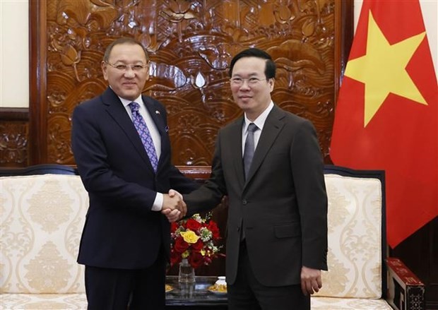 State President Vo Van Thuong (R) shakes hands with outgoing Kazakh Ambassador to Vietnam Yerlan Baizhanov. (Photo: VNA)