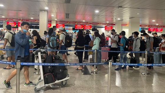 Tan Son Nhat International Airport has been more crowded one day before the holiday Tan Son Nhat International Airport has been more crowded one day before the holiday