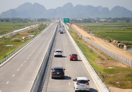 The 50-kilomter-long Nghi Son - Dien Chau expressway project has a total investment of more than VND7,290 billion (US$304 million), which was opened to traffic on the morning of September 2. The project helps people shorten the travel time from Thanh Hoa to Nghe An provinces by 1.5 hours, from Hanoi to Dien Chau in Nghe An Province by 3.5 hours instead of about five hours The 50-kilomter-long Nghi Son - Dien Chau expressway project has a total investment of more than VND7,290 billion (US$304 million), which was opened to traffic on the morning of September 2. The project helps people shorten the travel time from Thanh Hoa to Nghe An provinces by 1.5 hours, from Hanoi to Dien Chau in Nghe An Province by 3.5 hours instead of about five hours