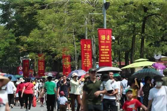 The tourism industry of Hanoi welcomes about 640,000 tourists during the four-day National Day holiday. The tourism industry of Hanoi welcomes about 640,000 tourists during the four-day National Day holiday.