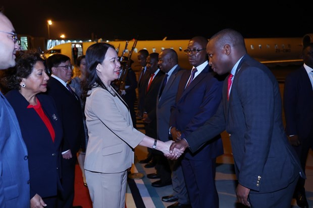 Vietnamese Vice President Vo Thi Anh Xuan (left) and her entourage arrive in Maputo on September 10 evening (local time). (Photo: VNA) Vietnamese Vice President Vo Thi Anh Xuan (left) and her entourage arrive in Maputo on September 10 evening (local time). (Photo: VNA)