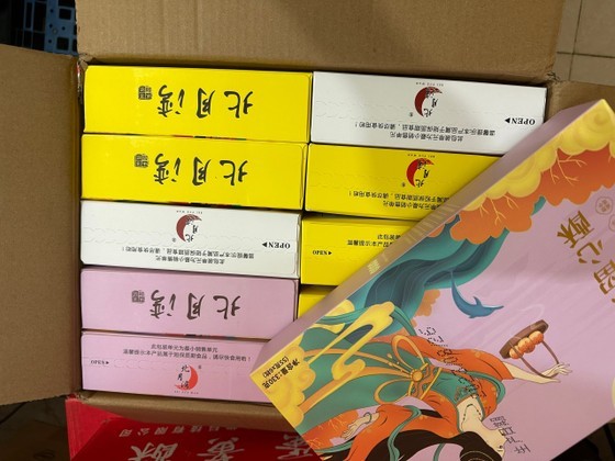 Hundreds of mooncakes without origin or invoices are seized. Hundreds of mooncakes without origin or invoices are seized.