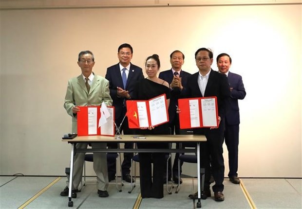At the signing of a cooperation agreement between Sai Gon Telecom &amp; Tech (Saigontel) of Vietnam and Valley Campus Japan (VCJ) during the forum (Photo: VNA)