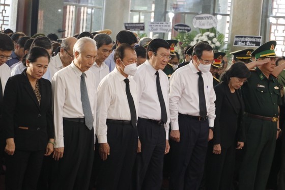 Leaders and former leaders of the Party and State spend a minute of silence to commemorate former Deputy Minister of Finance Nguyen Ngoc An. Leaders and former leaders of the Party and State spend a minute of silence to commemorate former Deputy Minister of Finance Nguyen Ngoc An.
