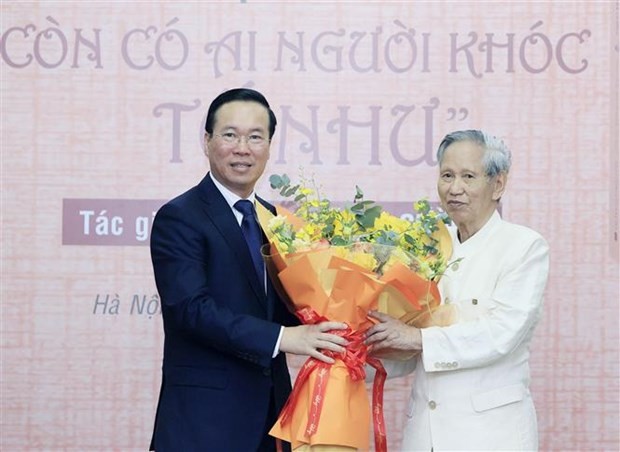 President Vo Van Thuong (L) presents congratulating flowers to writer Vo Ba Cuong (Photo: VNA) President Vo Van Thuong (L) presents congratulating flowers to writer Vo Ba Cuong (Photo: VNA)