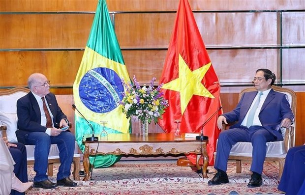 Prime Minister Pham Minh Chinh (R) and General Secretary of the Brazil – Vietnam Friendship Association Pedro de Olivera. (Photo: VNA) Prime Minister Pham Minh Chinh (R) and General Secretary of the Brazil – Vietnam Friendship Association Pedro de Olivera. (Photo: VNA)