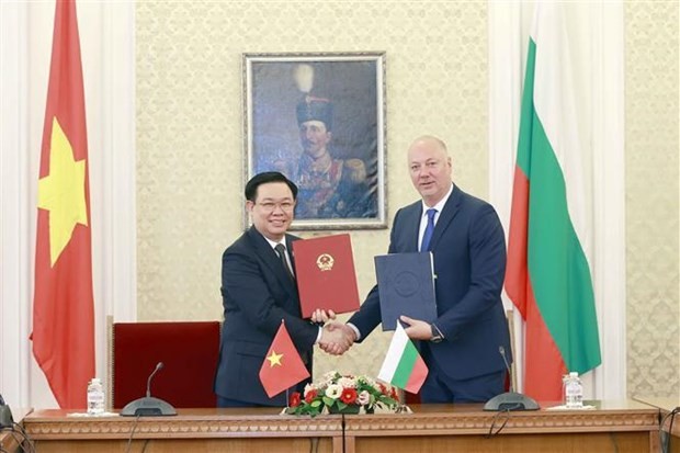 National Assembly Chairman Vuong Dinh Hue and his Bulgarian counterpart Rosen Zhelyazkov sign a cooperation agreement between the two legislatures (Photo: VNA) National Assembly Chairman Vuong Dinh Hue and his Bulgarian counterpart Rosen Zhelyazkov sign a cooperation agreement between the two legislatures (Photo: VNA)