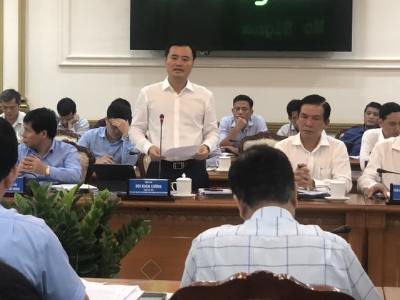 Deputy Chairman of the Municipal People’s Committee Bui Xuan Cuong speaks at the working session.