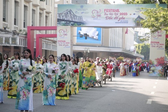 Many women wear Ao dai- the traditional costume of Vietnamese people. (Photo: Ha Nguyen) Many women wear Ao dai- the traditional costume of Vietnamese people. (Photo: Ha Nguyen)