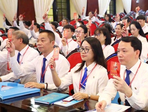 Delegates vote on the agenda and working regulations of the congress. (Photo: Dangcongsan.vn) Delegates vote on the agenda and working regulations of the congress. (Photo: Dangcongsan.vn)