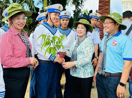 The delegation heartedly gives their regards and encourages officers and soldiers stationed in Hon Khoai Island.