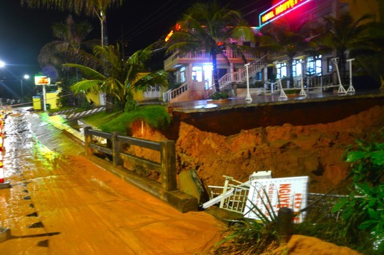 The red mud flood collapses a concrete bridge abutment. The red mud flood collapses a concrete bridge abutment.