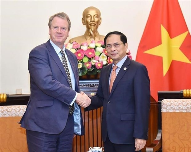Minister of Foreign Affairs Bui Thanh Son (R) receives UK Secretary of State for Scotland Alister Jack (Photo: VNA)