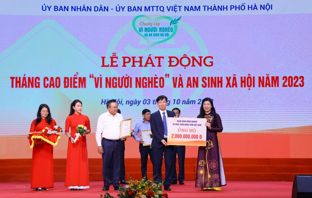 Chairman of the municipal People’s Committee Tran Sy Thanh and Chairwoman of VFF – Hanoi chapter Nguyen Lan Huong receive supports, donations from donors at the launching ceremony of the &quot;Month for the Poor and Social Welfare&quot;, Hanoi, October 3, 2023 (Photo: VNA)