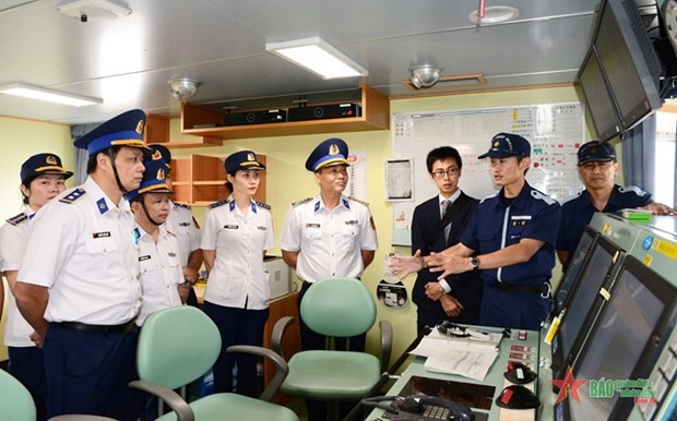 The Vietnam Coast Guard delegation visits patrol vessel SETTSU of the Japan Coast Guard on October 5. (Photo: qdnd.vn)