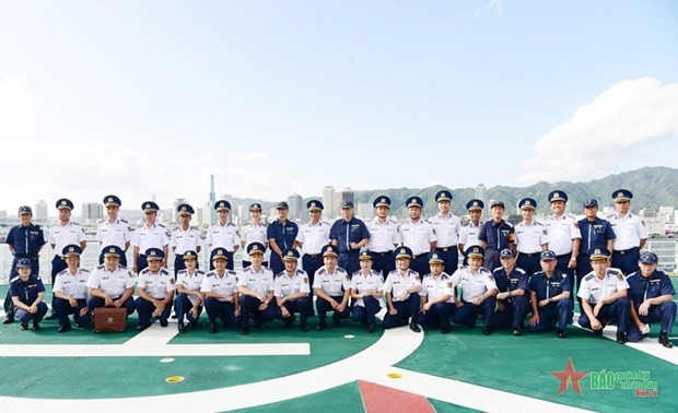 The VCG delegation and crewmembers of patrol vessel SETTSU pose for a group photo. (Photo: qdnd.vn)