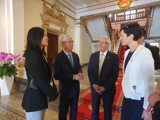 Vice Chairman of Ho Chi Minh City People's Committee Vo Van Hoan talks with Mr. Vic Fedeli, Minister of Economic Development, Job Creation and Trade of Ontario, Canada. Vice Chairman of Ho Chi Minh City People's Committee Vo Van Hoan talks with Mr. Vic Fedeli, Minister of Economic Development, Job Creation and Trade of Ontario, Canada.