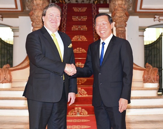 Chairman of the Ho Chi Minh City People’s Committee Phan Van Mai (R) receives Ambassador of the United States of America in Vietnam Marc E. Knapper.(Photo: Viet Dung) Chairman of the Ho Chi Minh City People’s Committee Phan Van Mai (R) receives Ambassador of the United States of America in Vietnam Marc E. Knapper.(Photo: Viet Dung)
