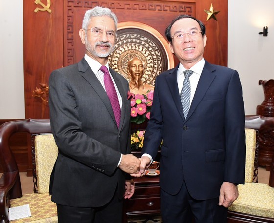 Secretary of the Ho Chi Minh City Party Committee Nguyen Van Nen receives Minister of External Affairs of India Subrahmanyam Jaishankar. (Photo: Viet Dung)
