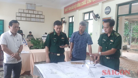 Leaders of Quang Nam Provincial People's Committee discuss with the Provincial Border Guard about a plan to search for fishermen in the incidents. Leaders of Quang Nam Provincial People's Committee discuss with the Provincial Border Guard about a plan to search for fishermen in the incidents.