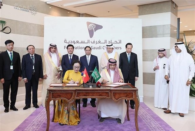 PM Pham Minh Chinh witnesses the signing of a memorandum of understanding between the Vietnam Chamber of Commerce and Industry and the Federation of Saudi Chambers (Photo: VNA)
