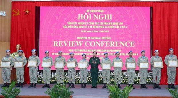 Deputy Minister of National Defence Sen. Lieut. Gen Hoang Xuan Chien presents certificates of merit from the Minister of National Defence for peacekeeping forces engaging in activities of the UN Interim Security Force for Abyei (UNISFA) (Photo: VNA) Deputy Minister of National Defence Sen. Lieut. Gen Hoang Xuan Chien presents certificates of merit from the Minister of National Defence for peacekeeping forces engaging in activities of the UN Interim Security Force for Abyei (UNISFA) (Photo: VNA)