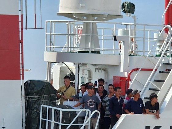 The naval ship No.467 carrying several fishermen in the distress anchors at the shore. The naval ship No.467 carrying several fishermen in the distress anchors at the shore.