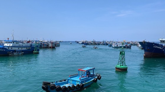 Many fishing boats have already anchored near shore.