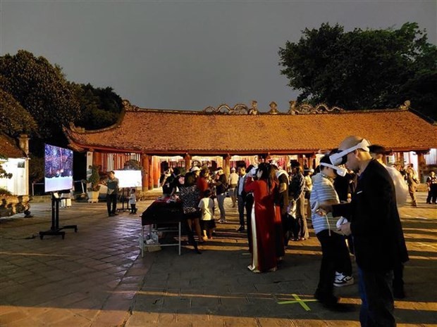 Tourists experience the night tour at Van Mieu - Quoc Tu Giam. (Photo: VNA) Tourists experience the night tour at Van Mieu - Quoc Tu Giam. (Photo: VNA)
