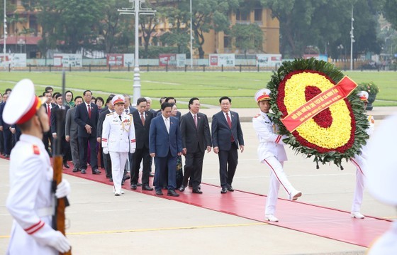A delegation of Party and State leaders lays wreaths and pays tribute to President Ho Chi Minh before the preparatory session. A delegation of Party and State leaders lays wreaths and pays tribute to President Ho Chi Minh before the preparatory session.