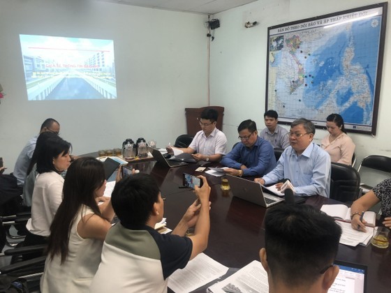 The Deputy Director of the Urban Infrastructure Construction Investment Projects Management Unit provides on project implementation progress. (Photo: Quoc Hung)