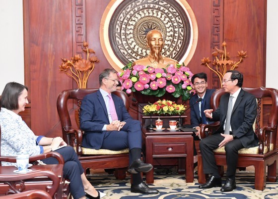 Secretary of the Ho Chi Minh City Party Committee Nguyen Van Nen receives new French Ambassador to Vietnam Olivier Brochet. (Photo: Viet Dung)