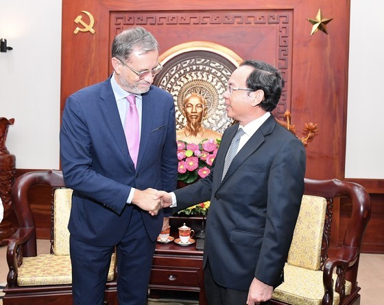 Secretary of the Ho Chi Minh City Party Committee Nguyen Van Nen (R) shakes hands with French Ambassador to Vietnam Olivier Brochet at the receiption. (Photo: Viet Dung)